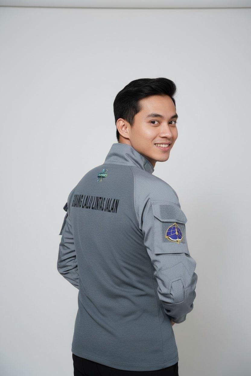 Baju lapangan abu-abu dengan bordir tulisan di punggung dan emblem di lengan