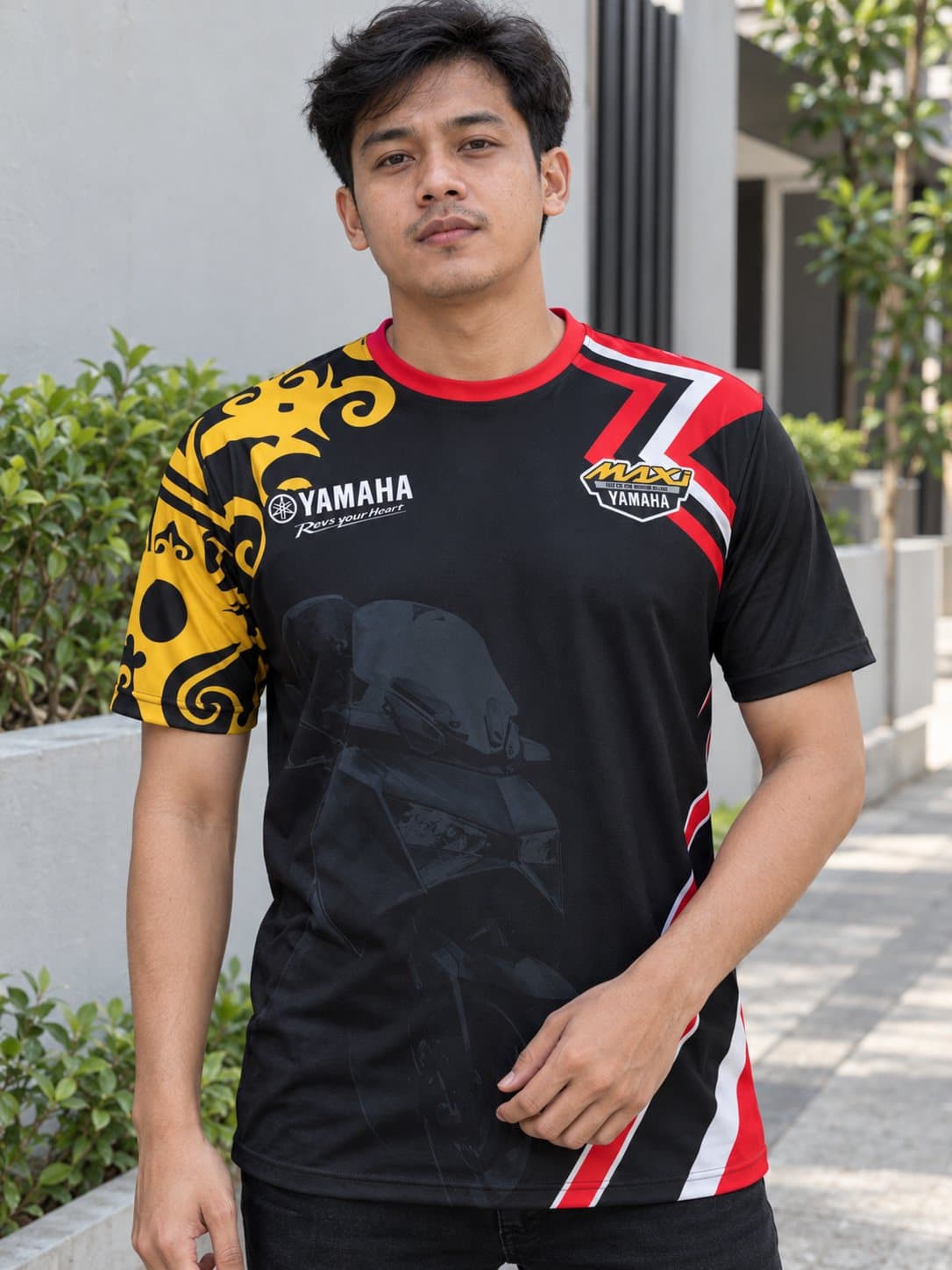 Jersey hitam dengan motif kuning dan merah