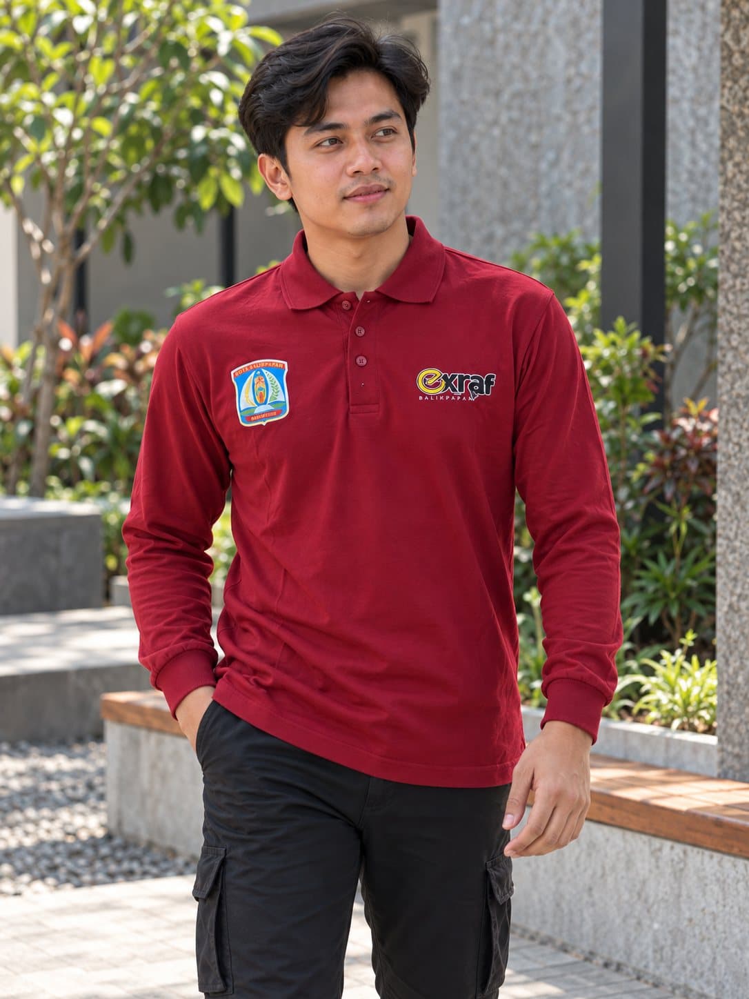 Polo shirt lengan panjang warna marun dengan logo bordir