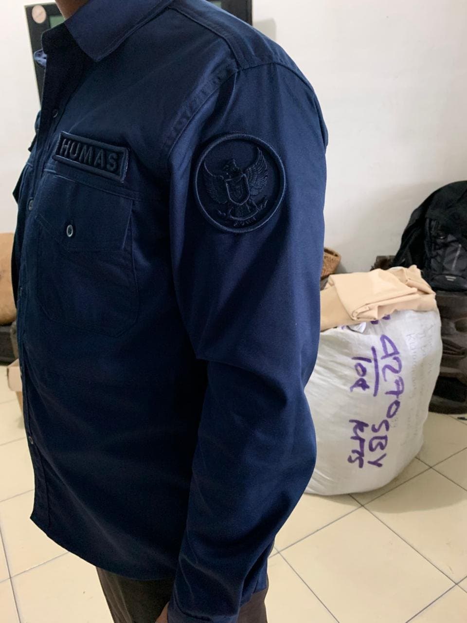 Kemeja lapangan navy lengan panjang dengan bordir nama dan emblem lengan