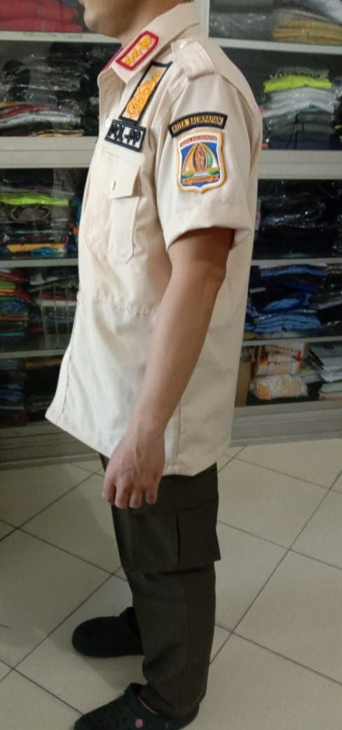 Seragam dinas krem lengan pendek dengan emblem bordir, tampak samping